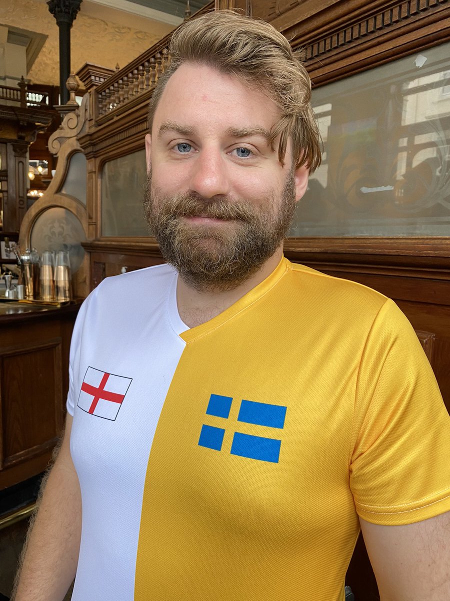 olib123's tweet photo. @vlindelof Och här kommer en bild på engelska maken från matchen mot Slovakien, han räknas numera som hederssvensk! https://t.co/JEvhhkkkZI
