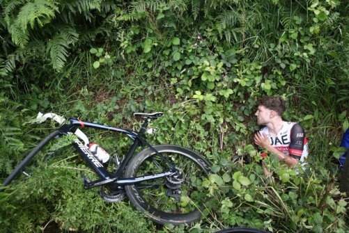 #TDF2021 - Elle est quand même assez dingue cette photo de Marc Hirschi prise par Etienne Garnier (L'équipe). 😵

Le coureur est reparti et finit avec une "dislocation acromio-claviculaire à une épaule". Il n'est pas sûr de pouvoir prendre le départ demain.