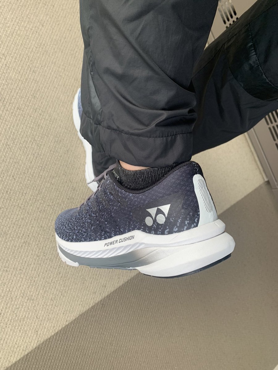 k_amanuma's tweet photo. クッション性と安定性を重視して
SAFERUN AERUS
人生初YONEX🏸
ラケットスポーツやらないので初めましての履き心地です。
#横浜マラソン #YONEX #SAFERUN #AERUS #足道楽橋本店 https://t.co/yAKYAE4X3H