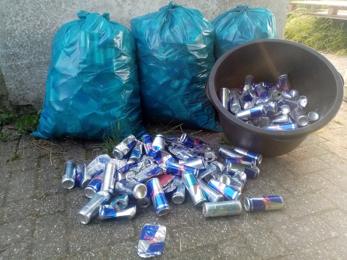 Lekjutter's tweet photo. #RedbullOutOfTheBin + 63 RedBull can #1000 found in the Korte Kerkstraat Vianen.
#RedBull_Rodeo completed.
Now I will bring them Back to Sender ➡️@redbullNED so they can recycle the cans. https://t.co/PKwkDQTgCT