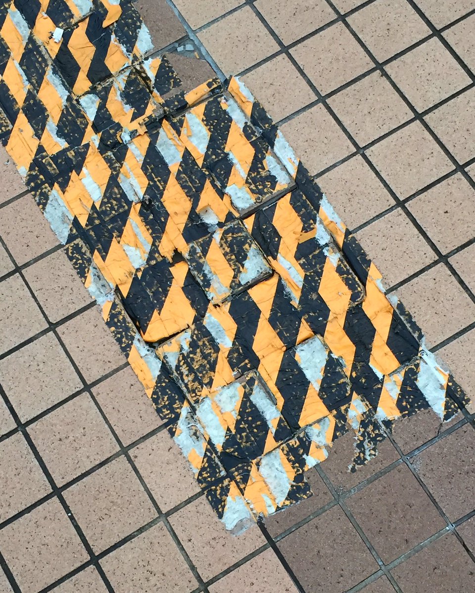 yow_f's tweet photo. Tiger Tape on the street have cool damage.

良い枯れ具合の路上の虎テープ
at 恵比寿
［2021.6.25］
#tapeart #tigertape https://t.co/gEYRRUrvwn