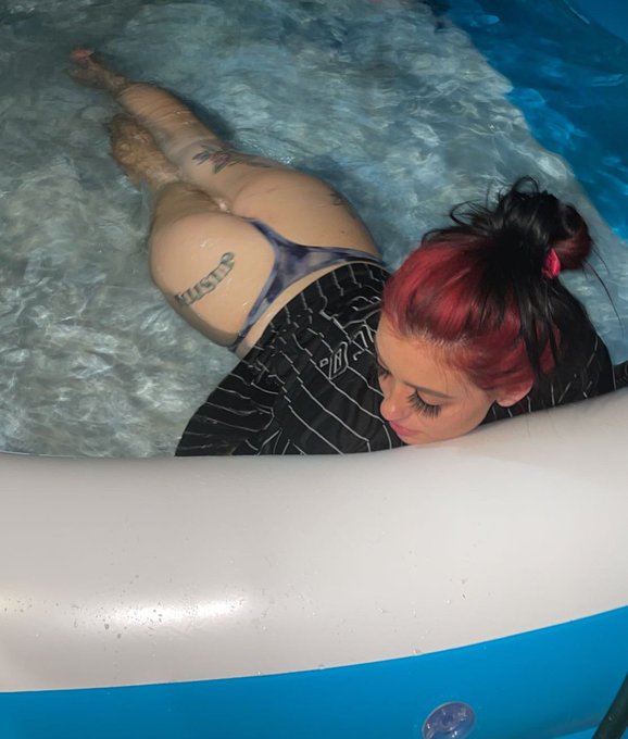 I get soooo slutty when I drink. 😈 I fucking love it. Who wants to buy me some drinks? 😉😉 https://t.