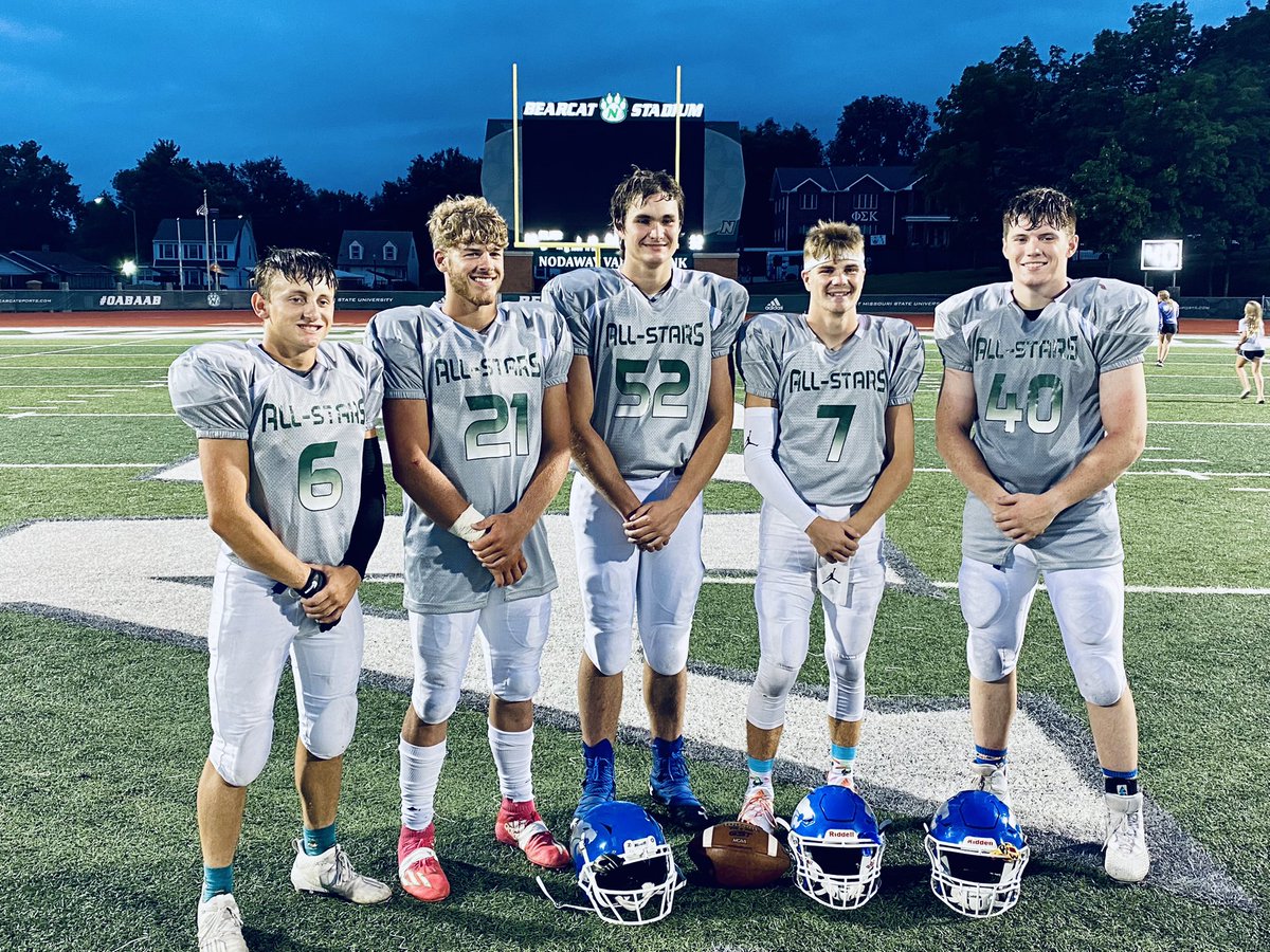 WildcatFootbal3's tweet photo. Team Silver with these 5 WILDCATS for the WIN  tonight at the 8 Man All Star game !! It was a fun game to watch.  I heard these boys were very respectful and represented our communities well this week.  #wildcatpride #seniorszn #champions #mo8manfootball https://t.co/AhYCBTIhpX