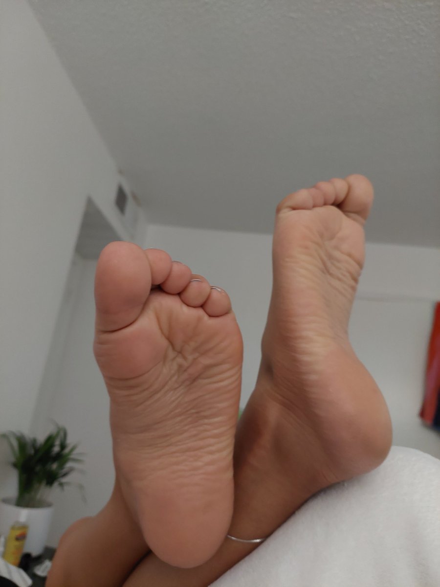 PiesDLuna's tweet photo. #feetcommunity #pies #solesaturday #solesfeet #foot #toes https://t.co/g2qJMOISHE