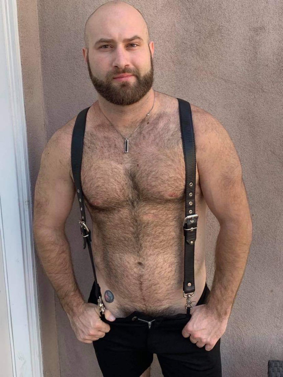 TheBarracksPS's tweet photo. Get them dollars out! We got Jared & Dave up on the box tonight. Kyle and Cruz will be slinging the booze. #barracksbarps #palmspringsleatherbar #leatherlevibar #gaygogodancer #gaysaturdaynight #hankycode #stiffdrinks https://t.co/o6iuHrqq2H