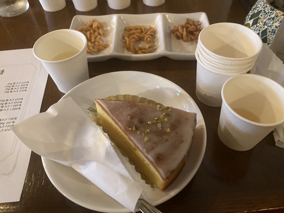 ラクダ茶会
カップを積みまくる

飲んだ事ないのが割と来るんで楽しいです