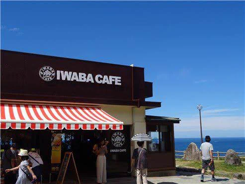 @510ktttkk 東尋坊にあるイワバカフェ。その名前にちなんだ岩のようなマグを出して欲しい 