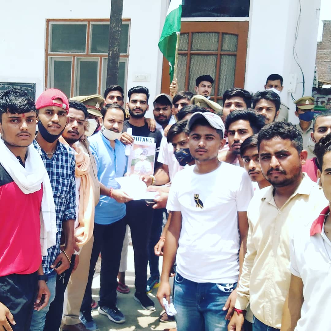 aone_rana's tweet photo. कल मुज्जफराबाद से छूटमलपुर तक भाई विशाल जूद की रिहाई के लिए तिरंगा यात्रा निकाली गई और SO shb के द्वारा माननीय प्रधानमंत्री जी को ज्ञापन दिया कि भाई को जल्द से जल्द इंसाफ मिले 🙏🏻 इस यात्रा में शामिल होने वाले सभी भाईयो का दिल से धन्यवाद जी 🙏🏻❤️❤️
#justiceforvishaljood
#MPYRS🚩 https://t.co/SLAJwU4cvi