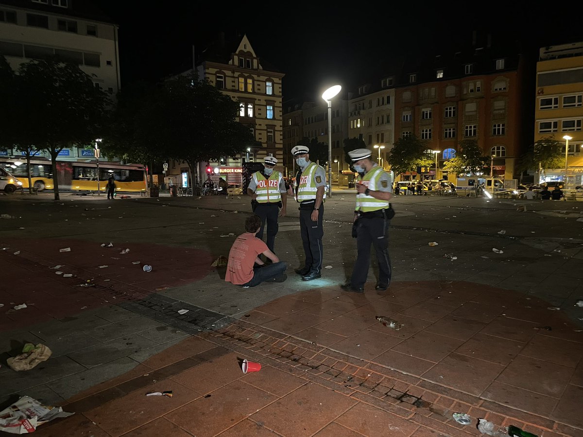 davidluis's tweet photo. „Es gibt keine Möglichkeiten mehr für uns Jugendliche. Wo sollen wir hin?“: Ein denkwürdiger Abend am Marienplatz. https://t.co/THXz2S6Pe1 https://t.co/fd23g4bX2Q