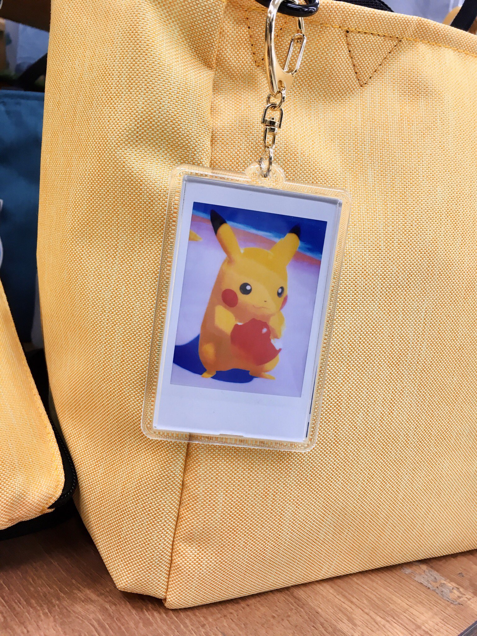 Twitter 上的 ハンズ渋谷店 ポケモンやあつ森の皆をチェキに ニンテンドースイッチの画面をアプリでチェキにプリント ピカチュウのケース付のスペシャルなチェキプリンターも発売中 Instax Mini Link ピカチュウケース 16 800円 税込 チェキ キャラ