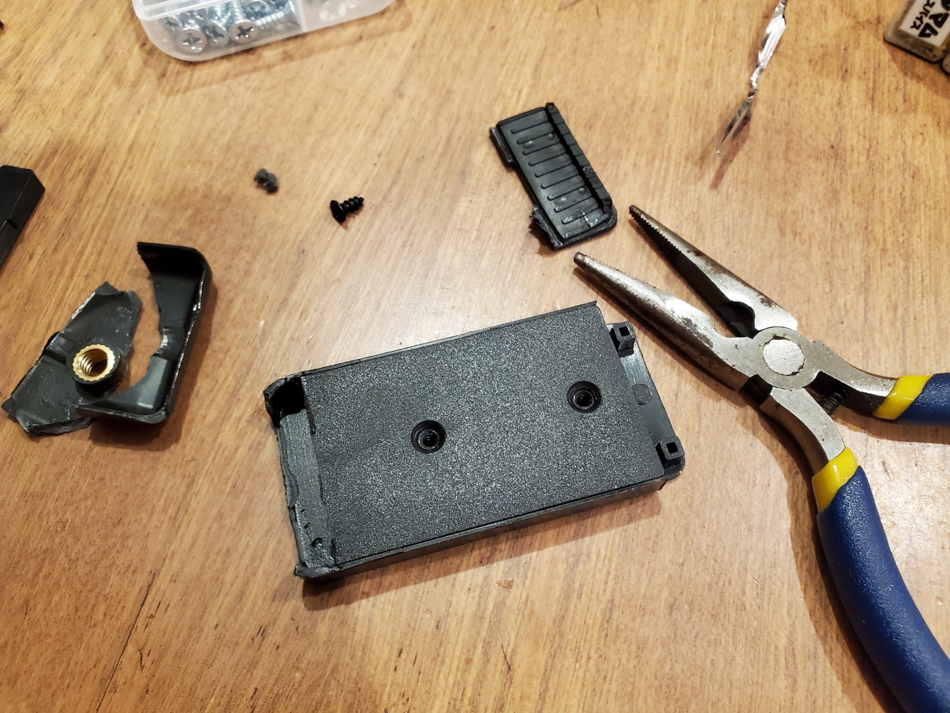 Miro 100均商品だけで三脚テーブル作ってみた キャンドゥのスマートフォンホルダー 110円 をバキッと折って平らにして ダイソーの木製ジョイントラック棚板 2円 にダイソー木ねじ 110円 でねじ止め 5分で完成 これでダイソー三脚 550円 を組み合わせ