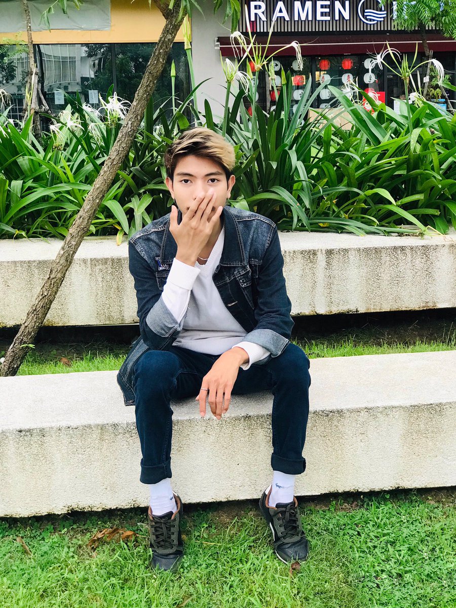 မောနင်းပါဗျာ လိမ်မာနေတဲ့ကောင်လေးတယောက်ပါဗျ💛