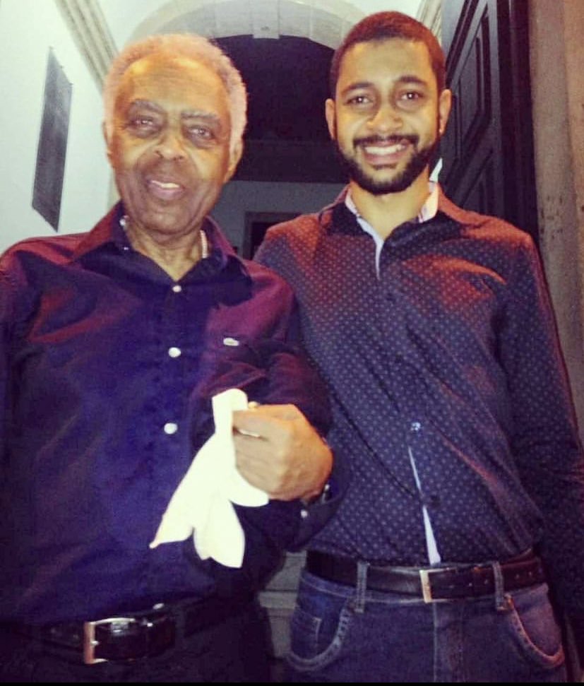MarcusDanttas's tweet photo. “aquele abraço” pra esse ídolo e grande mestre! Parabéns Seu @gilbertogil. Saúde, vida longa e muita música! ♥️ (eu com olho vermelho emocionado e ele dizendo que a gente combinou o look, na primeira foto, foi meu auge!!!) #Gil79 https://t.co/t80b4NvVvk