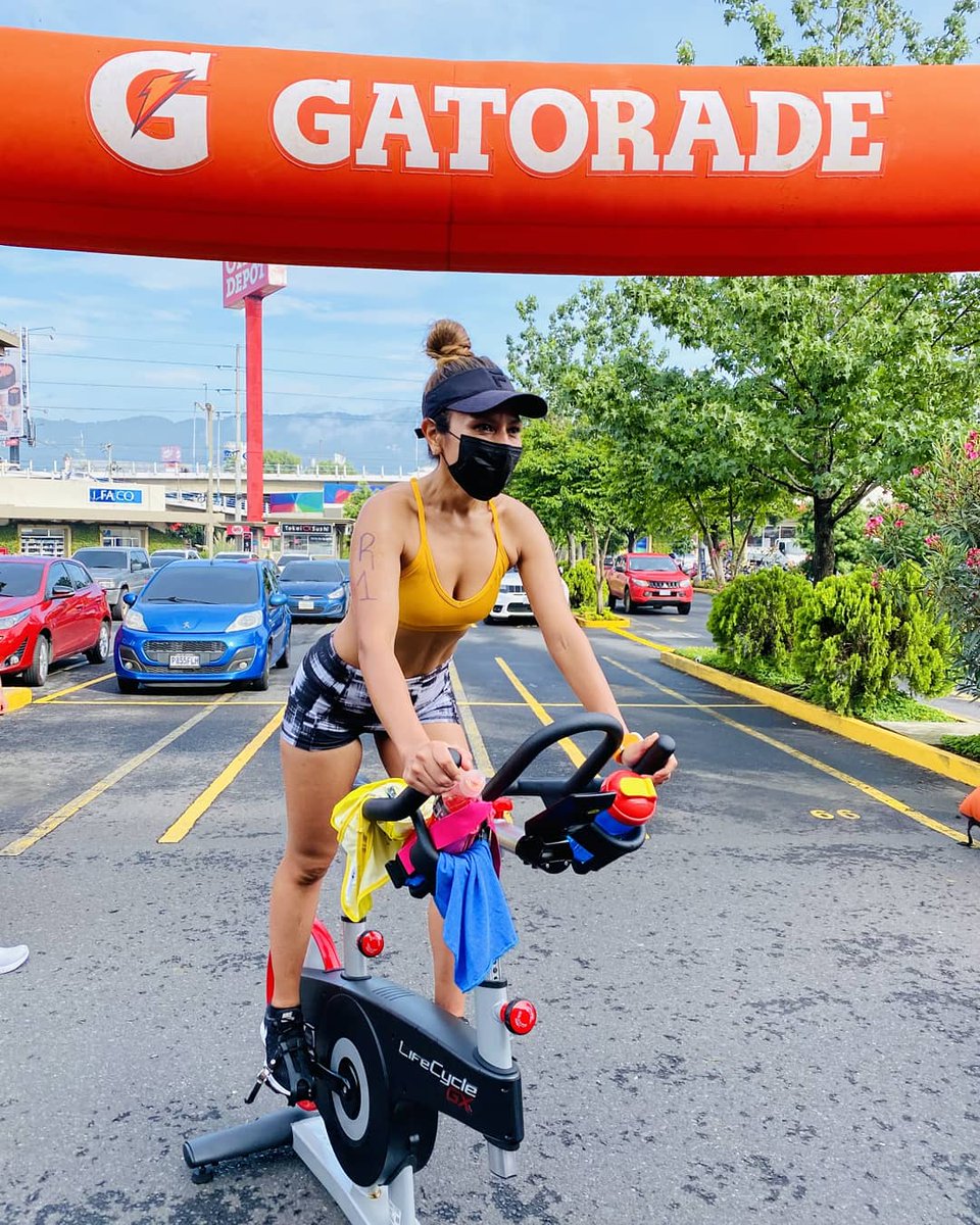 flacarunner's tweet photo. #TrienRelevos 🚴🏃🏊 con mis chicas súper poderosas @vane.run @mirza_rr ♥️
¡Lo logramos! 💪
.
.
.
.
#futecagymiraflores #futecarunners #friending #triathlon #bici #run #natación 
#pasión https://t.co/Fs9sEJ2SGO