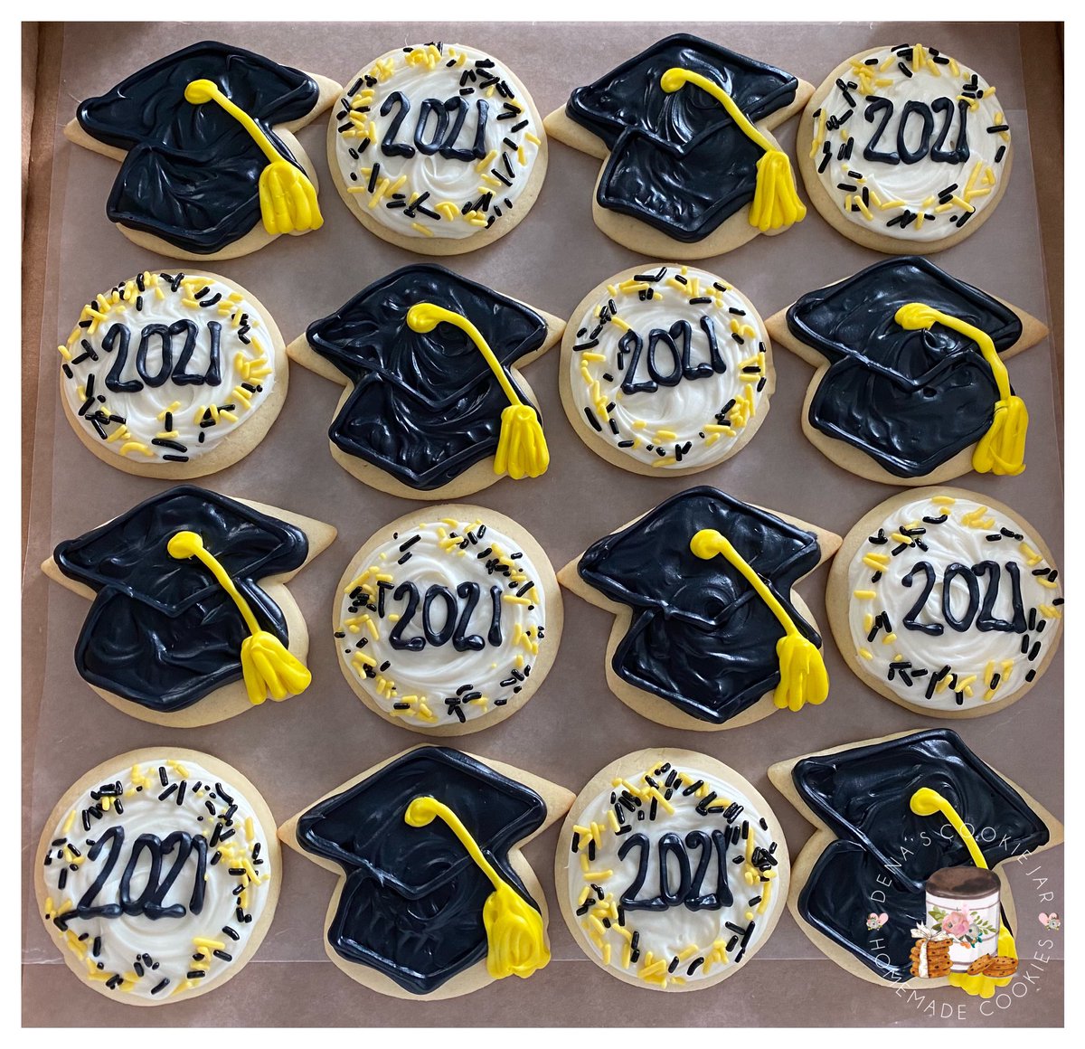 denascookiejar's tweet photo. #Perrysburg #graduation #cookies 🖤🐝💛 https://t.co/UJfkcoN3i3