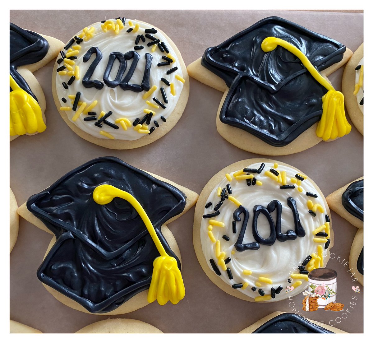 denascookiejar's tweet photo. #Perrysburg #graduation #cookies 🖤🐝💛 https://t.co/UJfkcoN3i3