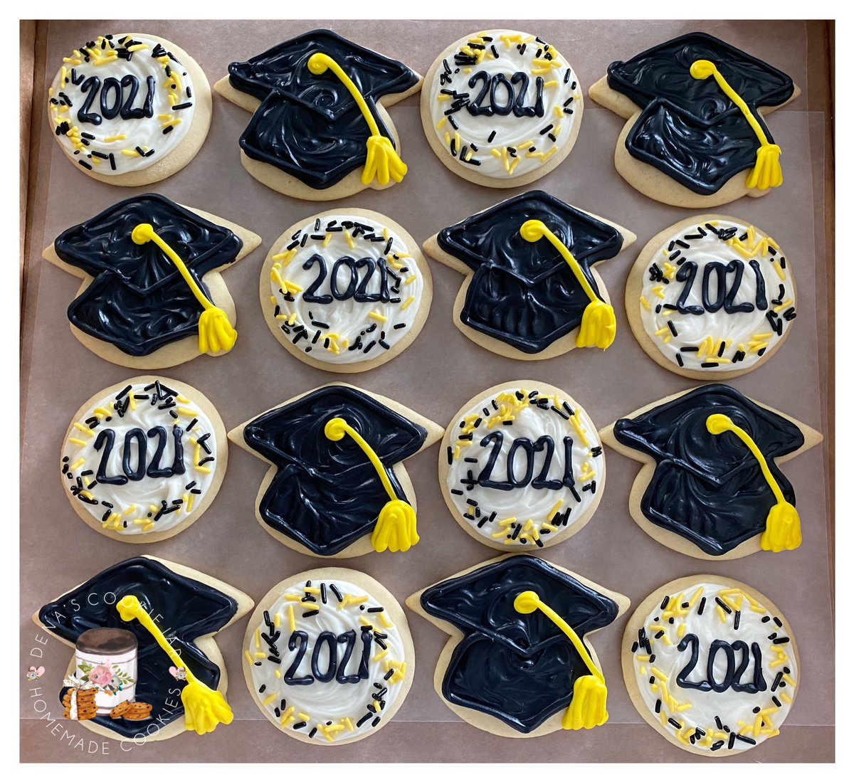 denascookiejar's tweet photo. #Perrysburg #graduation #cookies 🖤🐝💛 https://t.co/UJfkcoN3i3