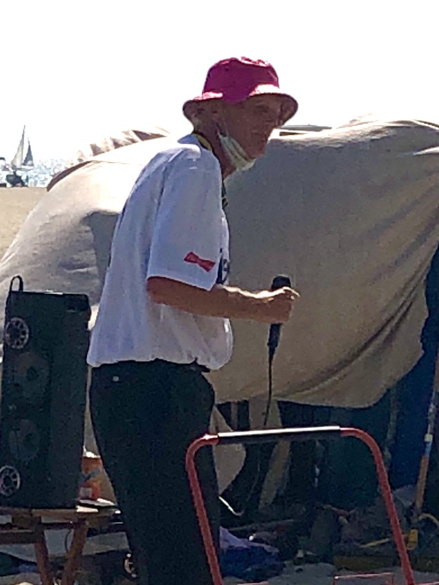 WestsideCurrent's tweet photo. OFW's favorite karaoke singer is back - not letting a few assaults keep him down. He's making it a BeeGees kind of day.
#venicebeach #oceanfrontwalk #homelesscrime https://t.co/hi0E9I26Bb
