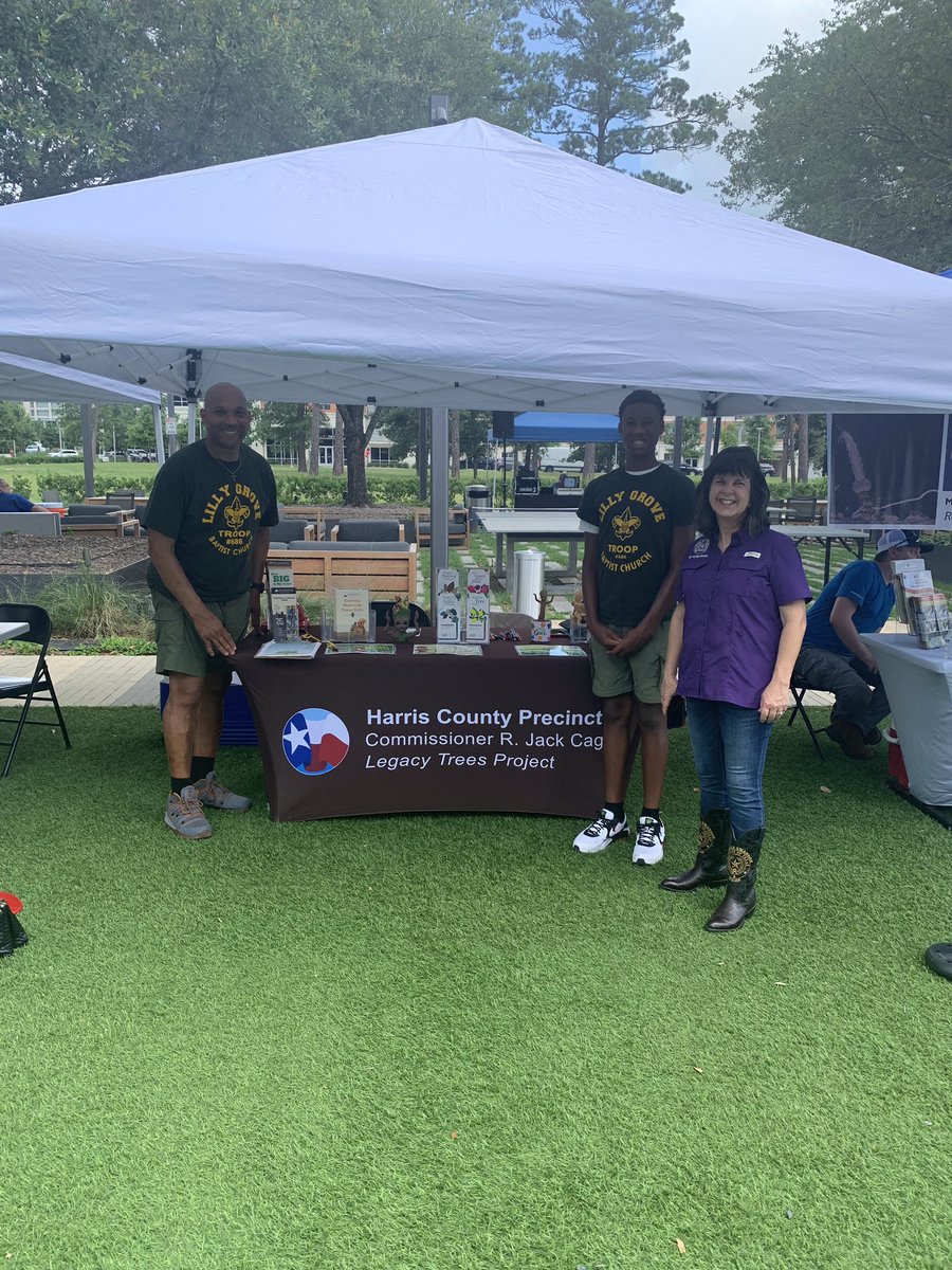 DSTDIVA99's tweet photo. Great day for community service!@Karter_Freeman Thank you for the opportunity @HCPrecinct4 #mommasboyforlife💙💙#scoutmom #scoutlife #scoutdad @lillygrove https://t.co/FDfKXeHRHN