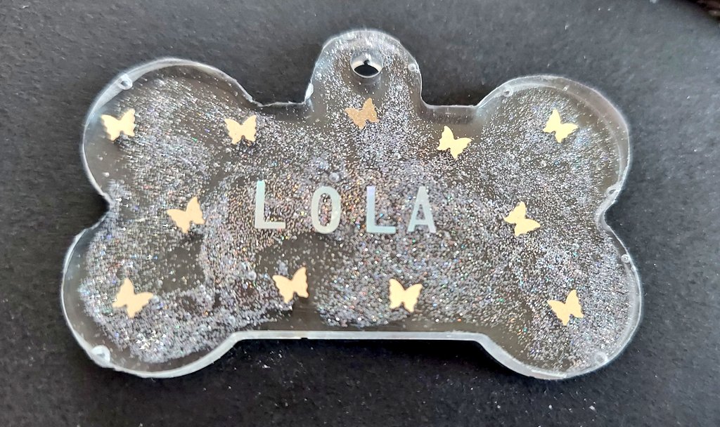 CMomma77's tweet photo. LOLA - Dog Tag, with rainbow glitter &amp; golden shimmer butterflies. 🦋
#Resin #ResinDogTag #DogTag #Lola #Beautiful #Sparkley #PerfectGift #BlingBling #Dog #BestFriend #CustomResin #Customizeable #Fashion #ChooseYourOwnColor #DoYouWantGlitterWithThat #GetYourCustomOrderToday https://t.co/n9dfwyV5JN