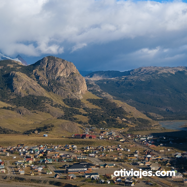 ativiajes's tweet photo. 🏞 
El Chalten.

Conocido como la capital del trekking, se puede disponer de múltiples y variadas opciones para caminar, escalar, realizar excursiones o paseos. Las emociones comienzan mucho antes de llegar, cuando a la distancia se puede empezar a ver las montañas 

#atilugares https://t.co/mS7tzdrsPT
