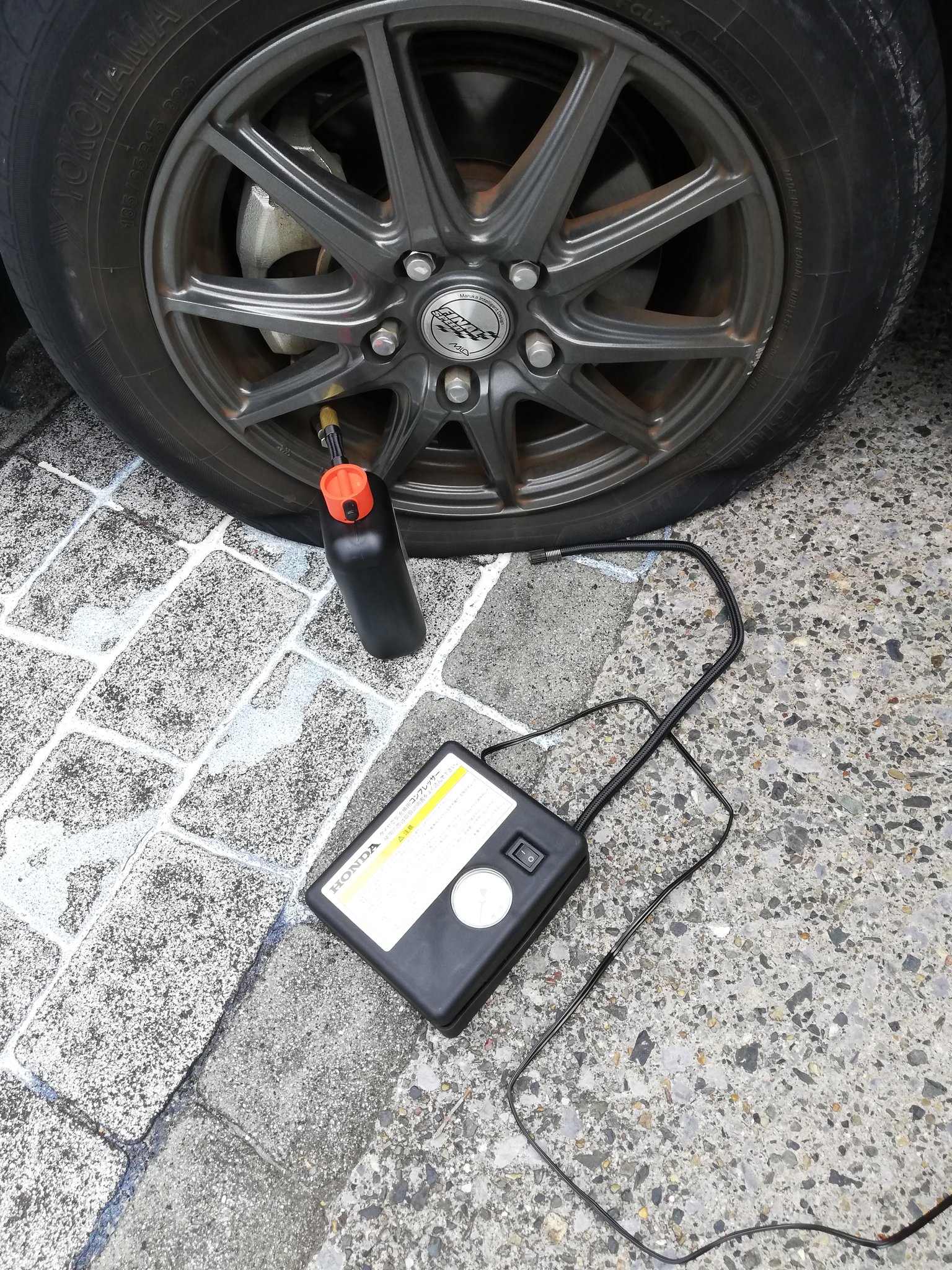 おじゃる 明日は朝練撮りに行こう でも雨かな と迷ってたら 迷う必要なくなった 前輪突然パンク 今の車 って応急タイヤないんやね 応急処置キットで液体注入するも 全てタイヤから流れ出ました 道路を見るとクッキリホイールで走行した跡が ホイール