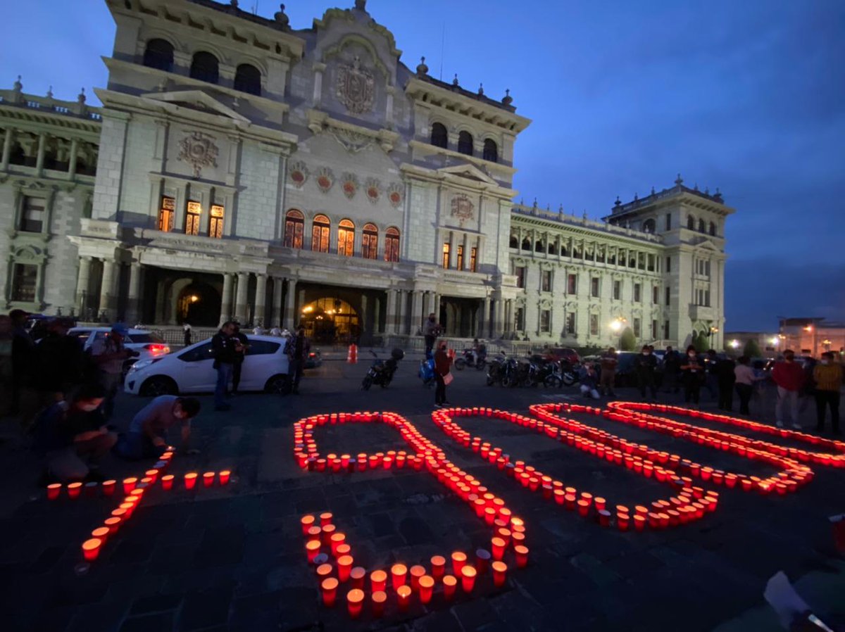 AColectivaGt's tweet photo. Aquí nos encontramos, recordando y honrando a las más de 9 mil víctimas de la pandemia del COVID-19.

"Guatemala no olvidará a sus muertos"

#VacunasYa https://t.co/l2N1m9cgIn
