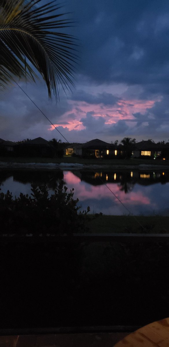 Baddest_Beard's tweet photo. Happy Shatterday! Mother nature sure is beautiful 🔥🥰😍✌❤💛💚💨💨💨
#swflsunset 
#floridasunset
#shatterday
#IAmCannabis https://t.co/BcbpozFyOH
