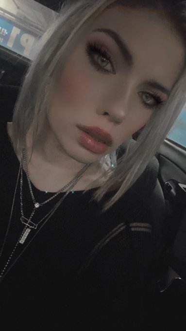 Just realized you guys didn&rsquo;t even know I was blond with short hair now yet 😤🤭🥶 https://t.co/Bs7wCcU