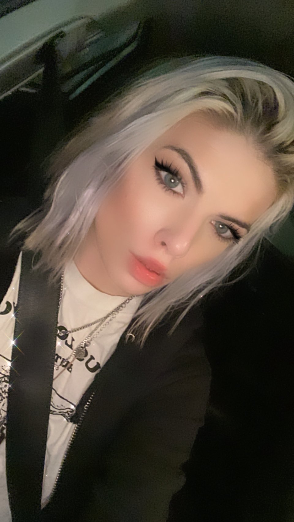 2 pic. Just realized you guys didn’t even know I was blond with short hair now yet 😤🤭🥶 https://t.co/Bs7wCcU26g