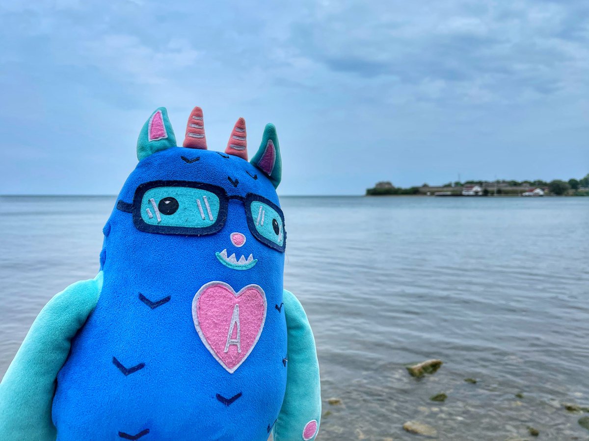 mittstagrams's tweet photo. IT’S MY BIRTHDAY! Today I am 3 years old, and to celebrate my humans woke me up from my pandemic hibernation to celebrate with my first trip of 2021! Today we went to Niagara on the Lake! #Mittstagrams https://t.co/7BccxC1wiJ