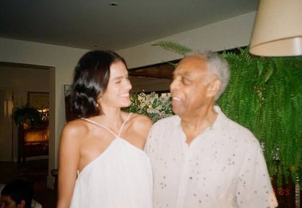 withyoubruna's tweet photo. Hoje também é aniversário do cantor @gilbertogil 🥳❤✨👏👏 #GilbertoGil #Gil79 #BrunaMarquezine #BruMarquezine https://t.co/GVIaevsiiA