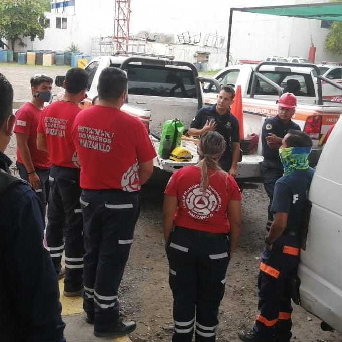 CivilBomberos's tweet photo. #Enterate
Esta Dirección se encuentran en recorrido preventivo y de monitoreo por la Ciudad; todos encuentran alertas para cualquier apoyo y necesidad ante el paso del “Huracán Enrique” Categoría 1 
Cualquier peligro nuestro números son: : 3143367300 y  3142026083 https://t.co/jiYdZYcpeP