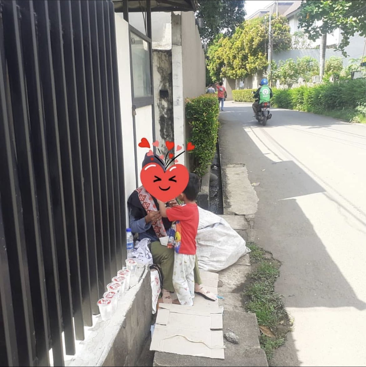 noviarni's tweet photo. Salah satu donatur ada penderita covid yang sudah terpapar sejak dua minggu silam, tapi belum menunjukkan perkembangan. Mau ke RS penuh semua diinfokan dan hanya bisa berbaring lemah di kasur. https://t.co/4bJd6wHAMs