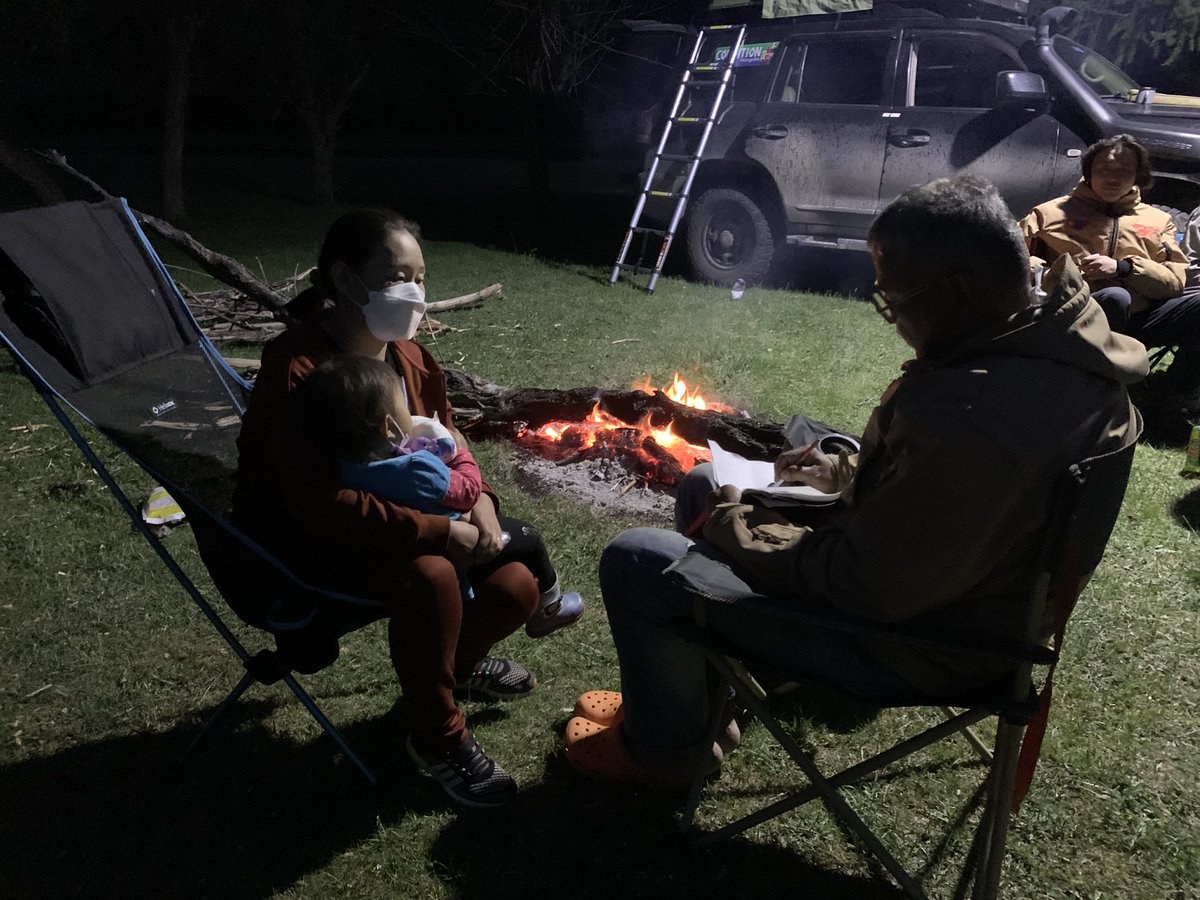 Идэр голын хөвөөнд, Их Уулд өчигдөр орой үзлэг эхлэсэн, одоо ТосонЦэнгэлд … өнөөдөр: Нөмрөг, Түдэвтэй, Сонгино, Хөвсгөлийн Цэцэрлэг, ЦагаанУулын үзлэг хийгээд Ойгон нуурын хөвөөнд хононо