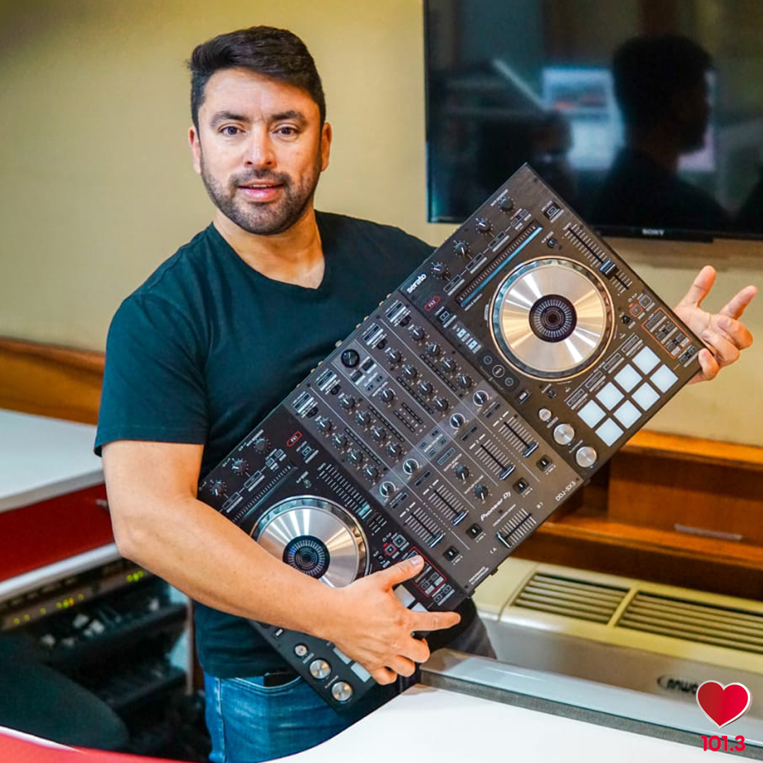 RadioCorazonFM's tweet photo. PREGUNTA: ¿Qué día prefieres que sea feriado, lunes o viernes? @ultramanchile en el bailable de #ElVacilonDeLaCorazón por la 101.3 tu #RadioCorazón ❤️ https://t.co/K4YWS0HjBy https://t.co/cVi6DwskNE