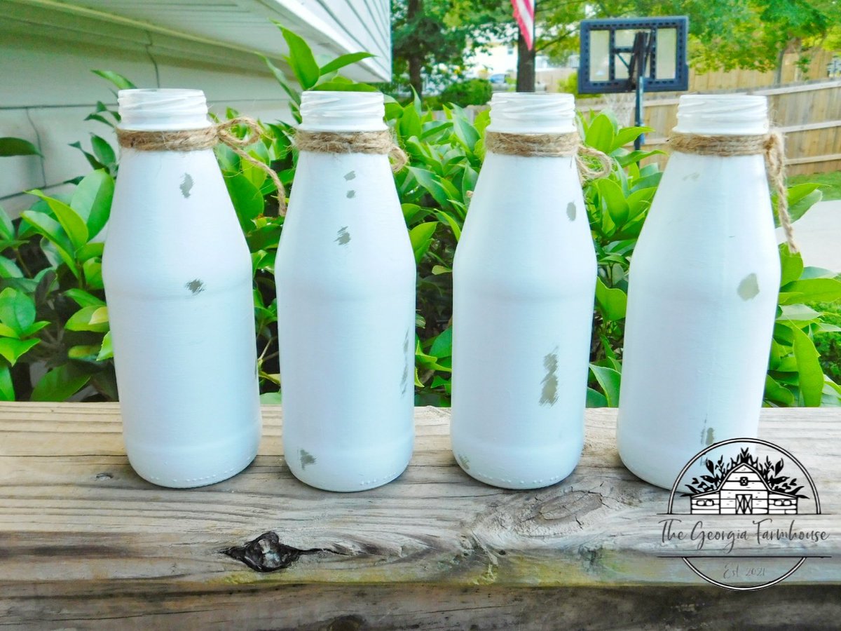 This elegant "HOME" bottle set is just the right touch for your farmhouse style home! This set will make the perfect décor to fill that empty space in your home that will give that farmhouse charm
$18 + $12 shipping message me if interested #farmhouse #decor #cute #farmhousedecor