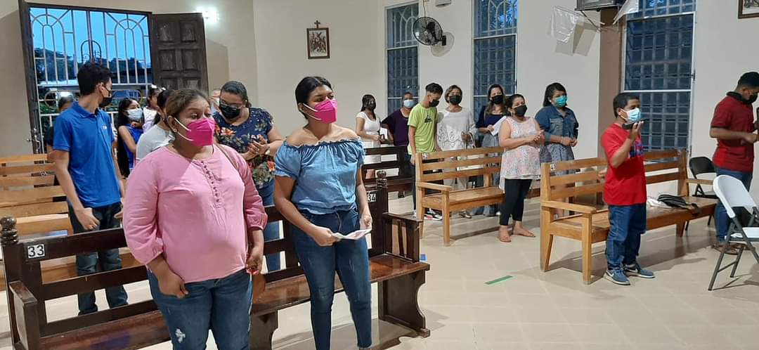 Jóvenes de la Parroquia Catedral de Penonomé que se preparan para recibir el Sacramento de la Confirmación, participaron de Eucaristía en compañía de sus padres y catequistas en la Capilla Cristo Rey de Chigoré. La celebración eucarística estuvo presidida por el P. Rolando Reyna