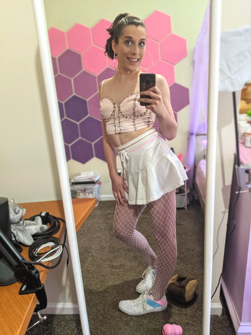 Someone take my ass out and let's fuck on the dance floor 😝 https://t.co/pHbaAsQRUn