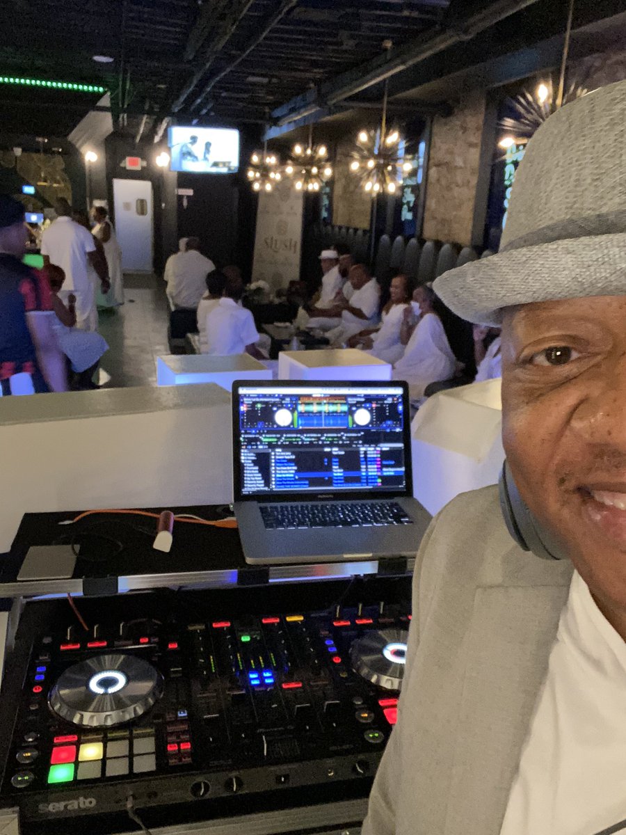 ArtTerrell's tweet photo. #officefortonight @slushatl!!! Happy 25th @larchepr #joeanddiane #needadj #hollarback @dj_art #LETSGO https://t.co/lhxNSpR8JO
