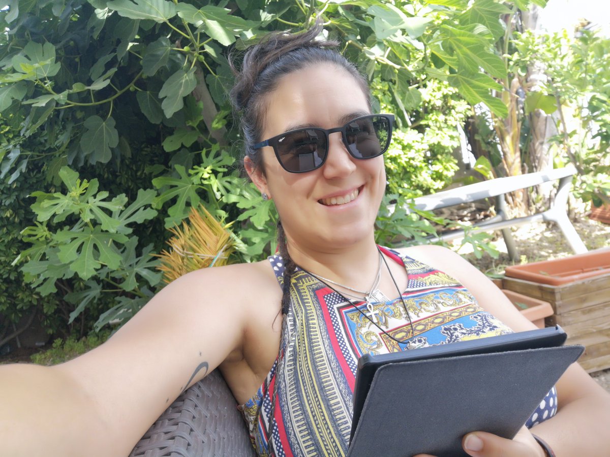 _AnyRC_'s tweet photo. En momentos como este, es imposible no pensar que lo estás haciendo bien en la vida. El paraíso, las olas rompiendo a menos de 10metros arrullándome, Toletum en el libro electrónico (gracias mil, @LGreenWriter). Preparándome mentalmente para dar la talla en la #Felior esta tarde. https://t.co/SCc1nFfYJH