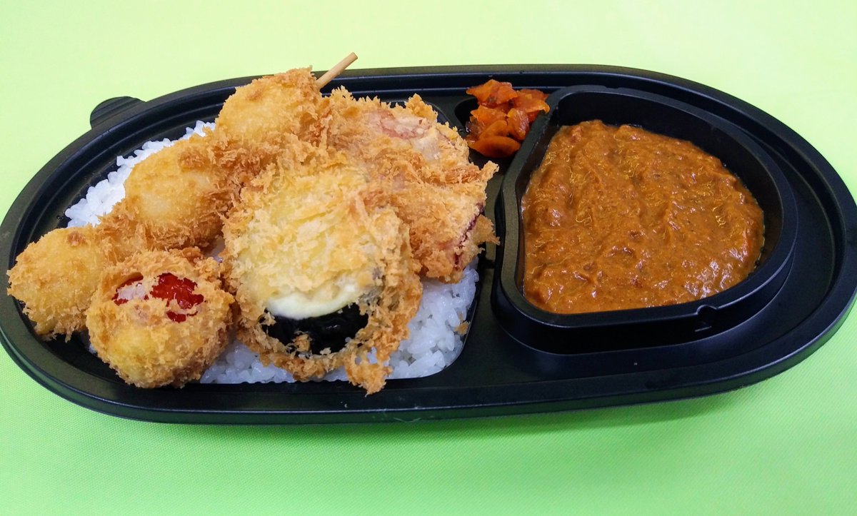 fujikitchen6933's tweet image. 【木曜カレー弁当】
7/1の週替わりは
\夏野菜入りミックスフライカレー🍛🍛800円/

自家製ポテトサラダ🥔を挟んだハム
みんな大好き🧡うずらたまご串
ナス🍆トマト🍅オクラも
皆パン粉で揚げちゃいました🫕

西真土1-9-45🅿️
11:30-販売

#湘南グルメ　#神奈川
#買って応援　#平塚
#ふじきっちんカレー
