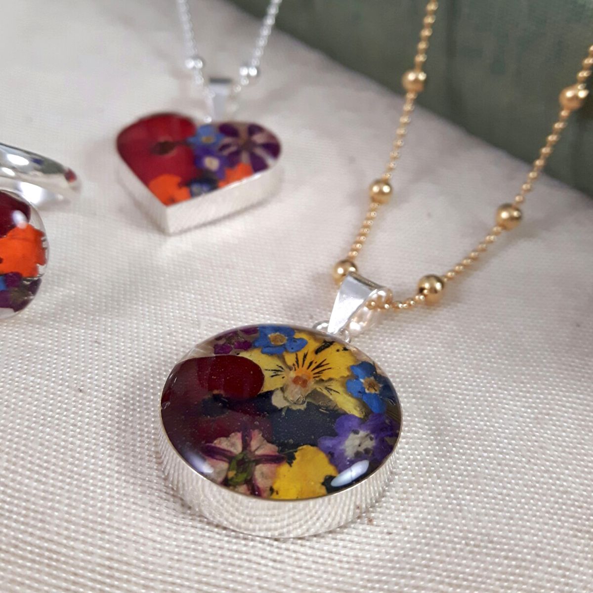 Palenquejewels's tweet image. Beautiful Florals... - mailchi.mp/palenque.co.uk… Tiny real flowers captured in resin and encased in silver to make unique and individual designs, creating beautiful colour stories with an array of delicate blooms. bit.ly/34aCqXC #realflowerjewellery #floral #capturedintime