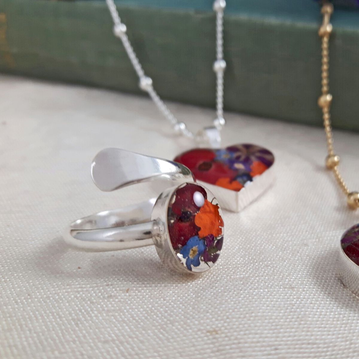 Palenquejewels's tweet image. Beautiful Florals... - mailchi.mp/palenque.co.uk… Tiny real flowers captured in resin and encased in silver to make unique and individual designs, creating beautiful colour stories with an array of delicate blooms. bit.ly/34aCqXC #realflowerjewellery #floral #capturedintime