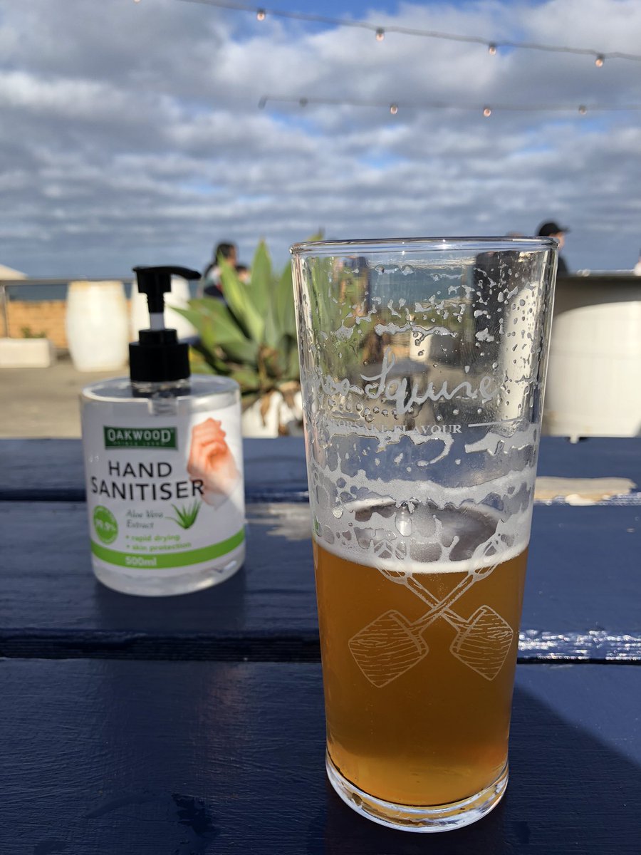 Bundogs's tweet image. A cracking arvo to have a sneaky frothy and stare at the ocean #beeroclock #frothy #wintervibes