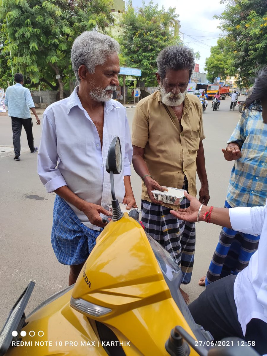 SMACK_TWA's tweet photo. *நாள் : 26*

இல்லாதவற்கும் இயலாதவற்கும் இலவச உணவு வழங்கும் நிகழ்வு. 
இன்று 30 பேருக்கு மதிய உணவு வழங்கப்பட்டது❤️🤝🏻 

இடம் :  பூம்புகார் நகர் &amp; சீனிவாச நகர் சந்திப்பு

சாப்பாடு: பிரிஞ்சி சாதம். 

அன்பளிப்பு: *Prabhanjan, Hosur*🙏🏻❤️

*SMACK TEAM*❤️🤝🏻 https://t.co/EDzFz2nQD4