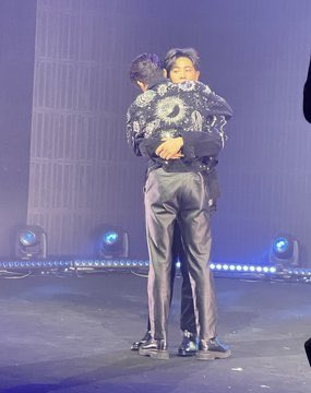 v_chuhan's tweet photo. Sooooo sweet 🥳🥳❤️❤️
 #EarthMix1stFanMeet https://t.co/Ynk6HYjp8b