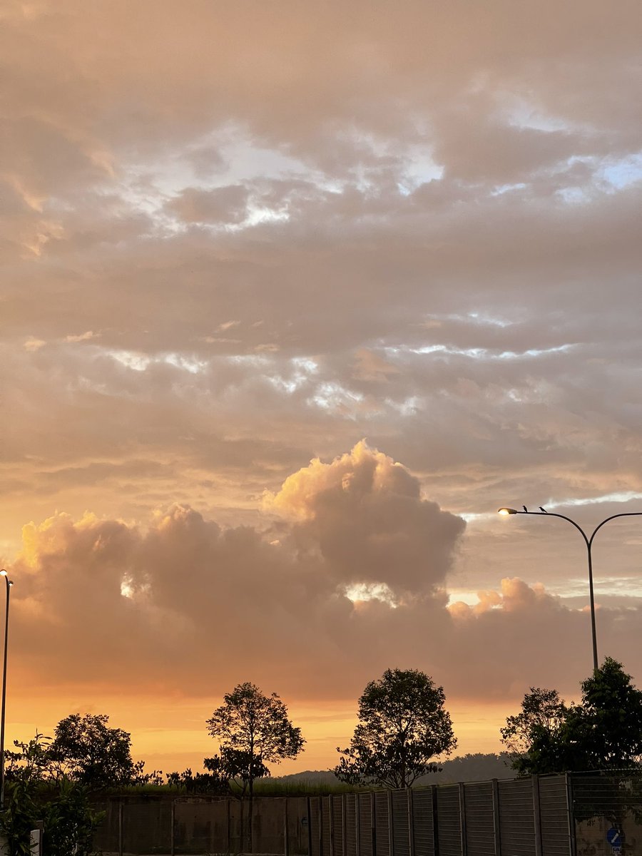 WanderLola's tweet photo. “Every sunset brings the promise of a new dawn.” https://t.co/yMIcpExTbR