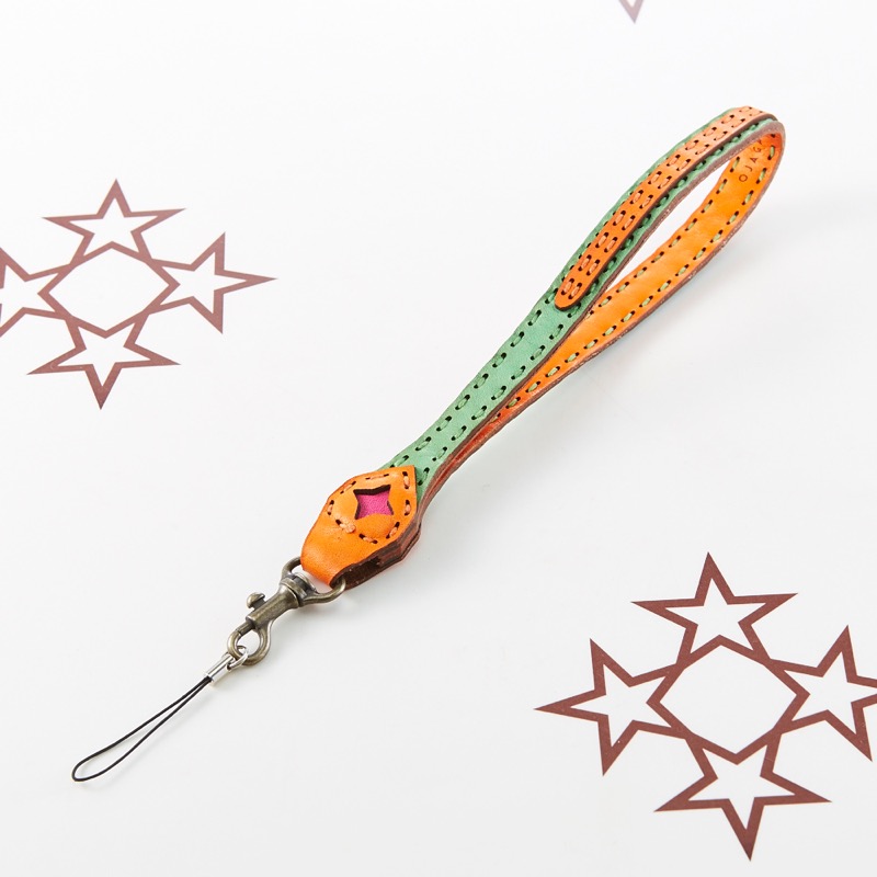 ojagadesign's tweet photo. 【ORION】¥6,600
持ちやすさとホールド感を重視したレザーハンドストラップ。

携帯電話やカメラ・パスケースに付けると
持ち運びに便利です。

https://t.co/6DdnmwZfMJ

#ojagadesign #handstrap #handmade #leather #strap #iPhone #camera https://t.co/MMqvgniqQn