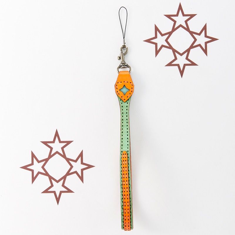 ojagadesign's tweet photo. 【ORION】¥6,600
持ちやすさとホールド感を重視したレザーハンドストラップ。

携帯電話やカメラ・パスケースに付けると
持ち運びに便利です。

https://t.co/6DdnmwZfMJ

#ojagadesign #handstrap #handmade #leather #strap #iPhone #camera https://t.co/MMqvgniqQn